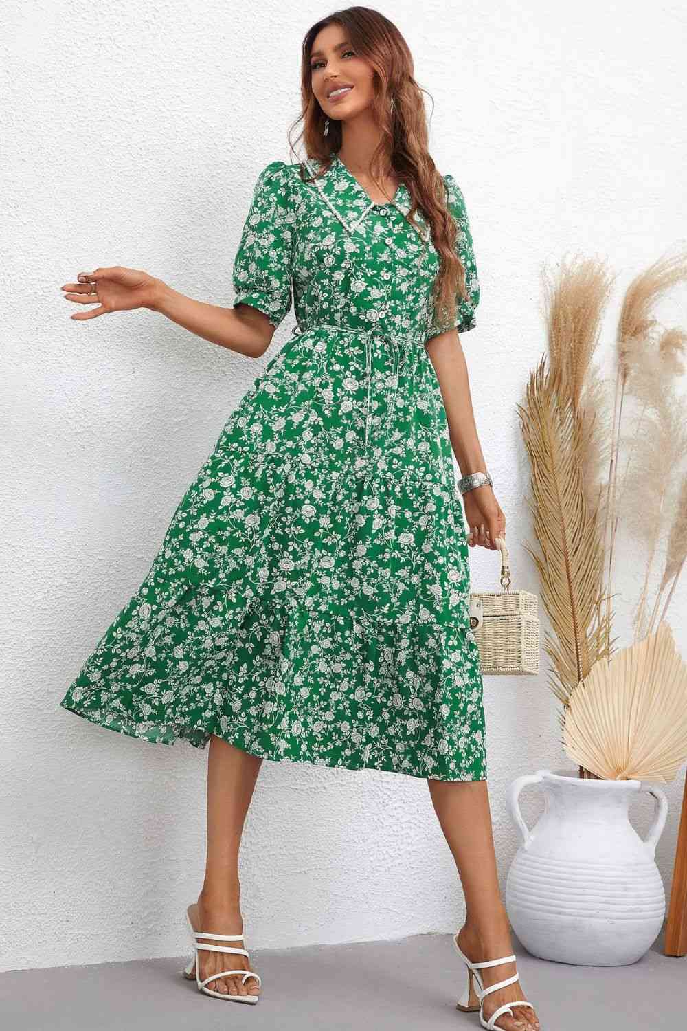 Robe mi-longue florale à manches bouffantes et taille nouée