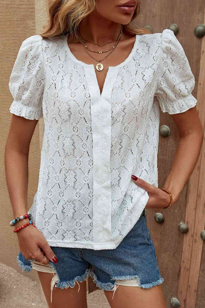 Blusa con mangas abullonadas y cuello con muescas