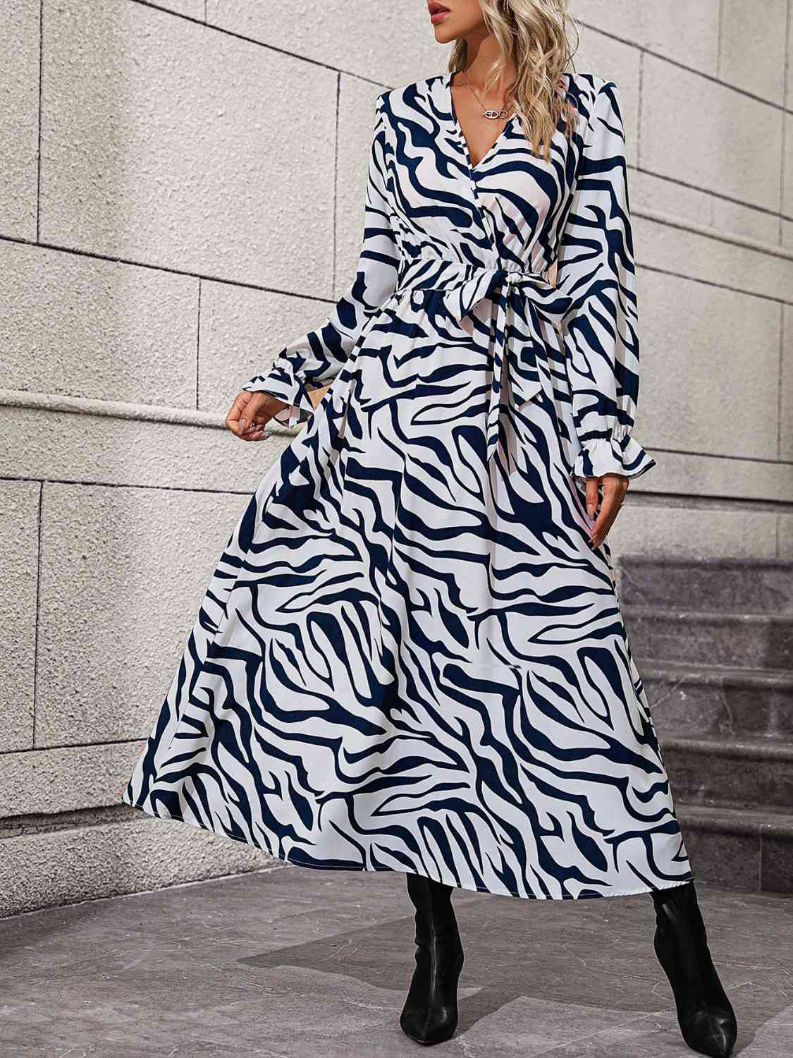 Robe à surplis et lien à la taille