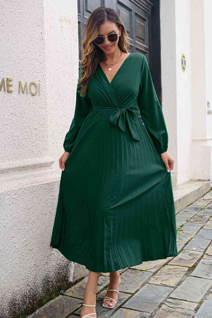 Robe longue plissée à surplis et manches longues