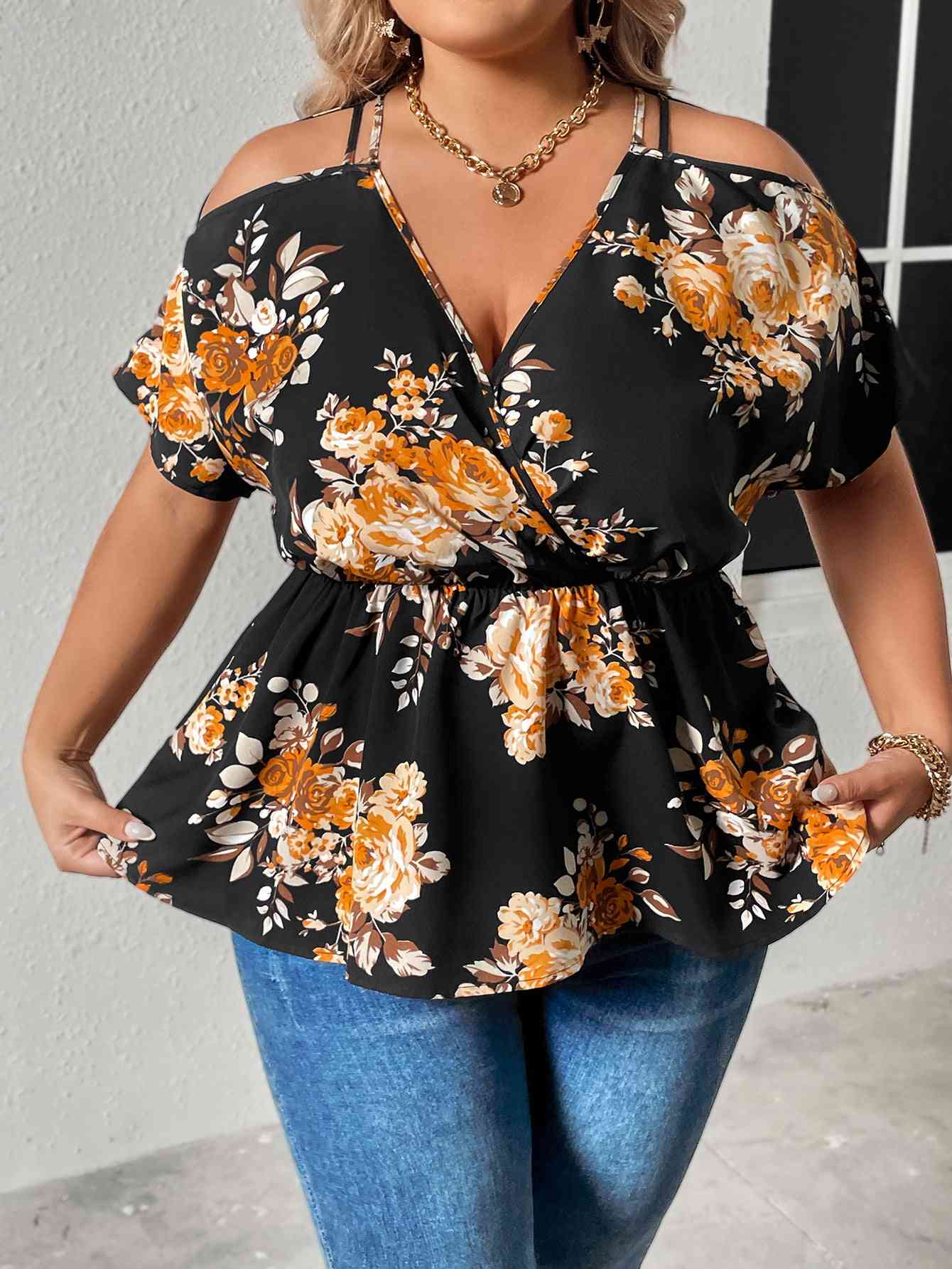 Blusa con cuello de sobrepelliz y hombros descubiertos con estampado floral de talla grande