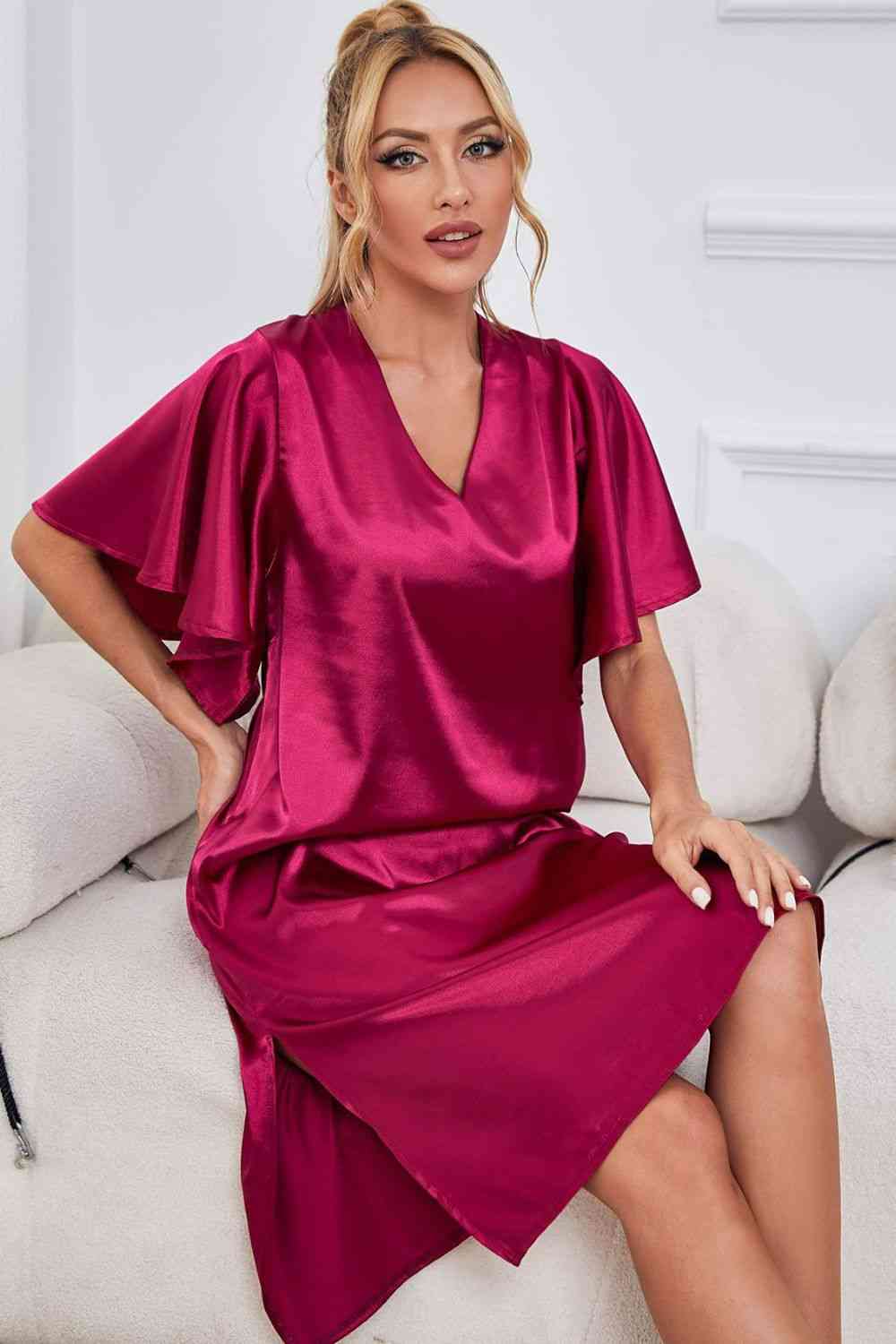 Robe de nuit en satin à manches flottantes et fente latérale à col en V