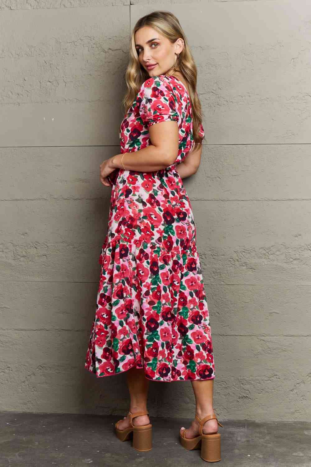 Robe midi à manches courtes et surplis ceinturé pleine taille