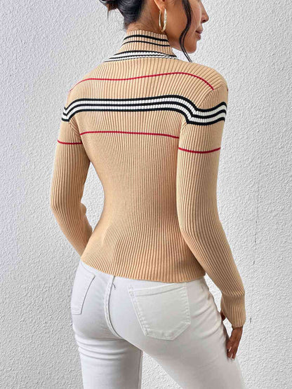 Jersey de canalé con cuello alto a rayas