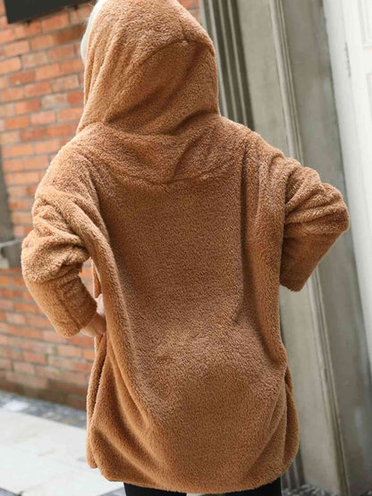 Manteau Teddy à capuche ouvert sur le devant