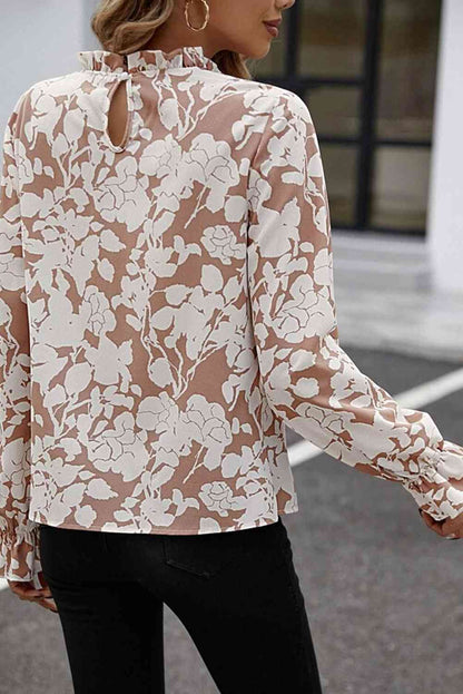 Blusa con estampado floral y mangas con volantes y cuello simulado