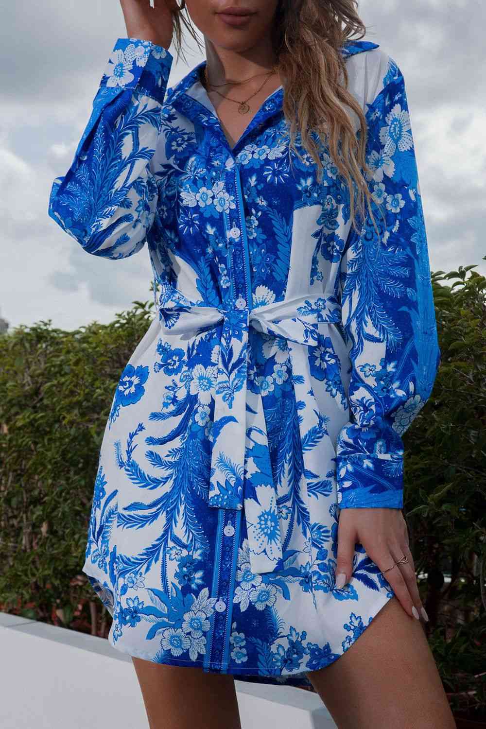 Robe imprimée à col boutonné et taille nouée