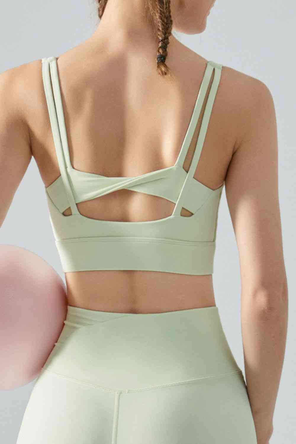 Soutien-gorge de sport à fausses couches torsadées et découpées dans le dos