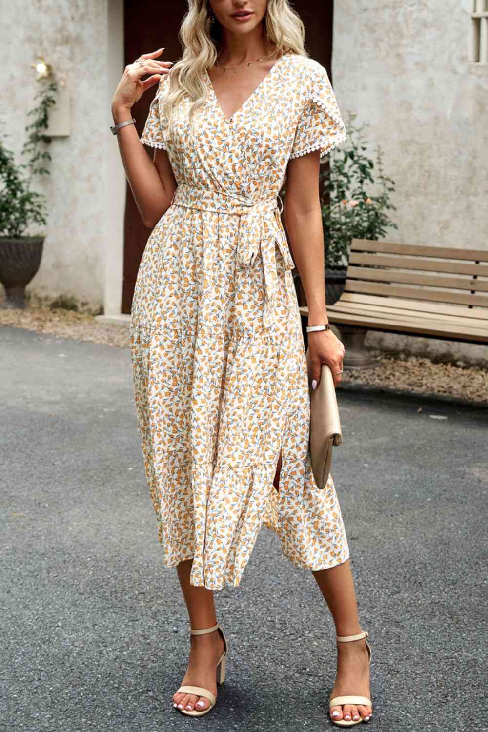 Robe fendue à la taille avec surplis floral et lien au cou