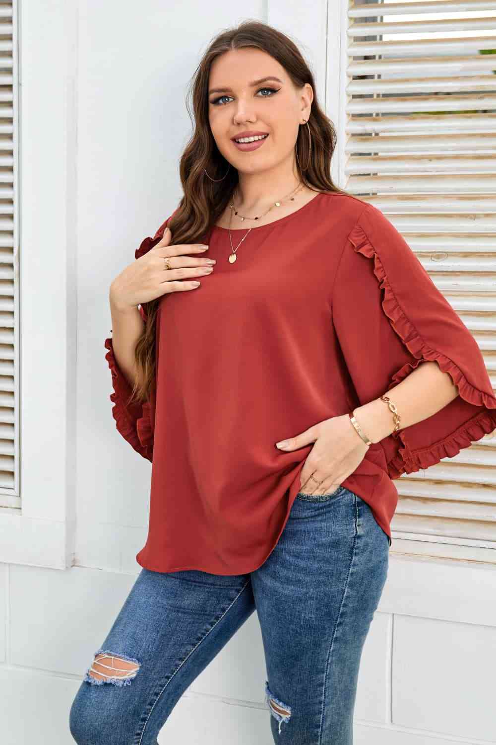 Blusa con ribete de volante y cuello redondo de talla grande