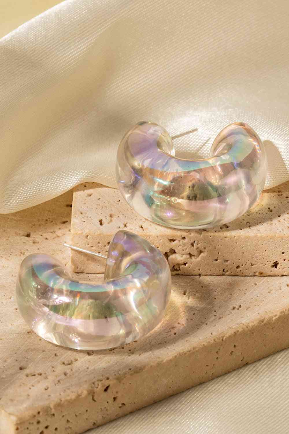 Boucles d'oreilles créoles en C en résine