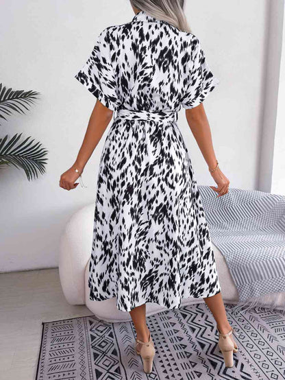 Robe imprimée à col et manches courtes avec lien à la taille