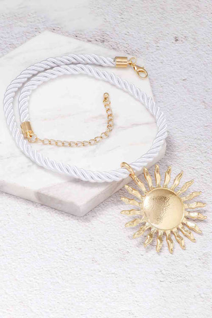 Collier pendentif en forme de soleil en alliage de zinc