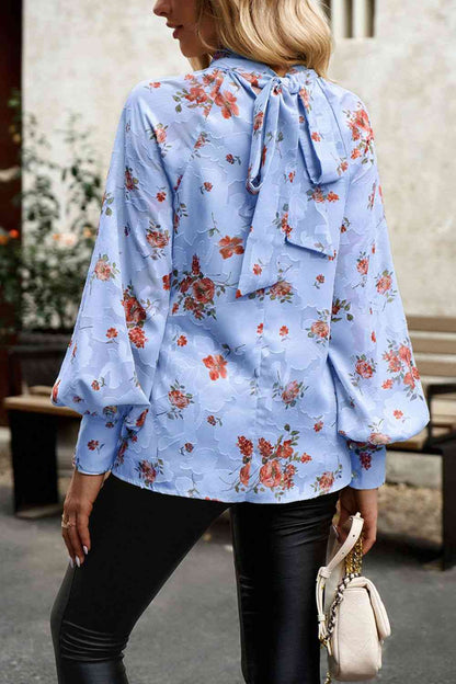 Blusa con manga farol y cuello simulado con estampado floral