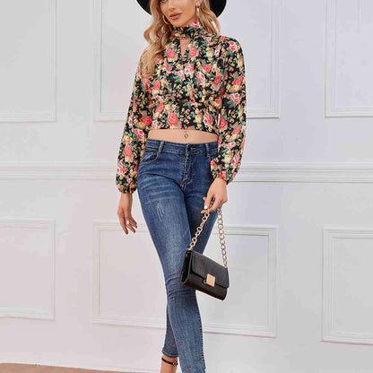 Blusa corta con cintura fruncida y estampado floral