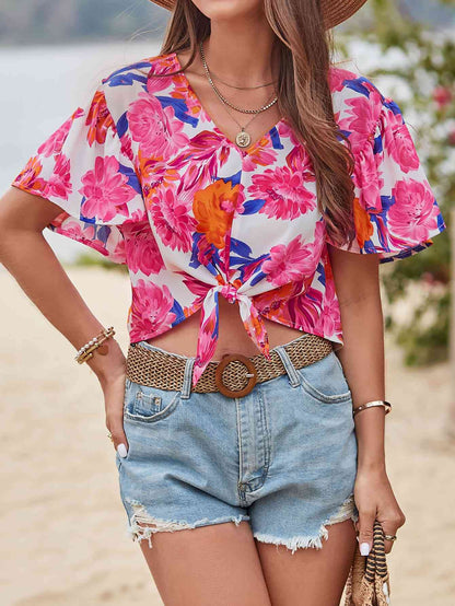 Blusa floral con cuello en V y mangas acampanadas