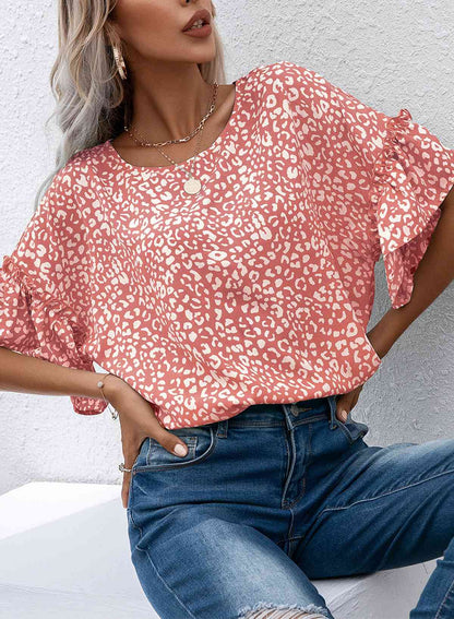 Blusa de leopardo con cuello redondo y ribete de volantes