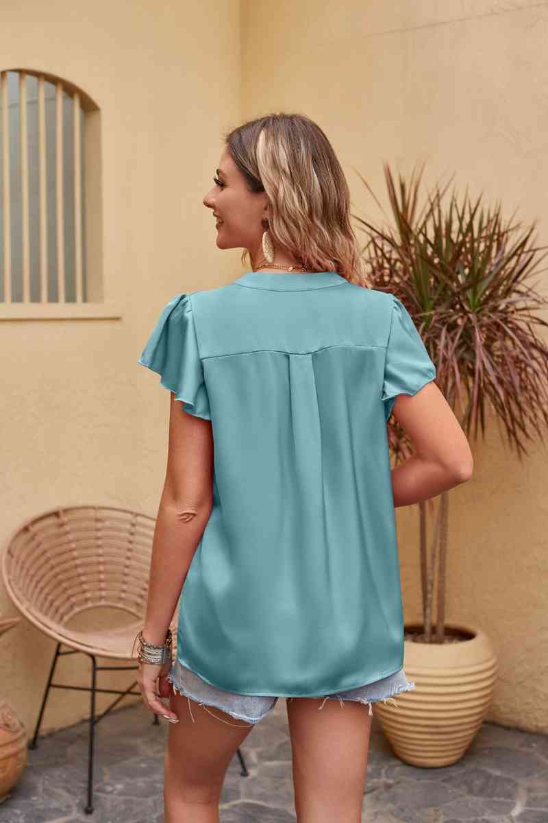 Blusa de satén con cuello con muescas y mangas acampanadas