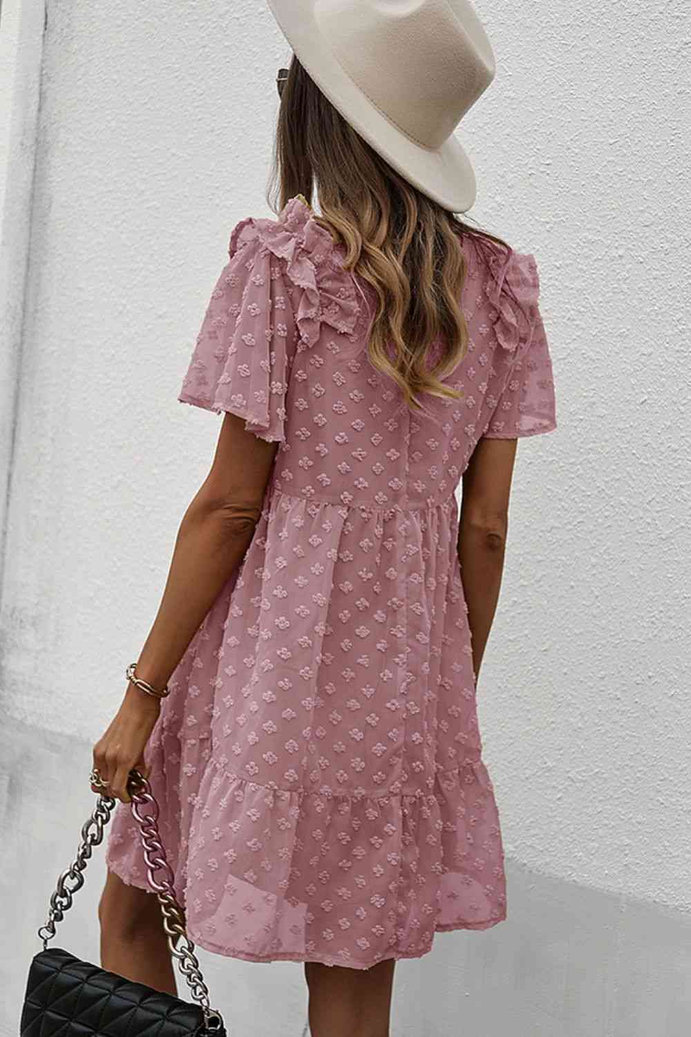 Vestido con mangas acampanadas y hombros con volantes de lunares suizos