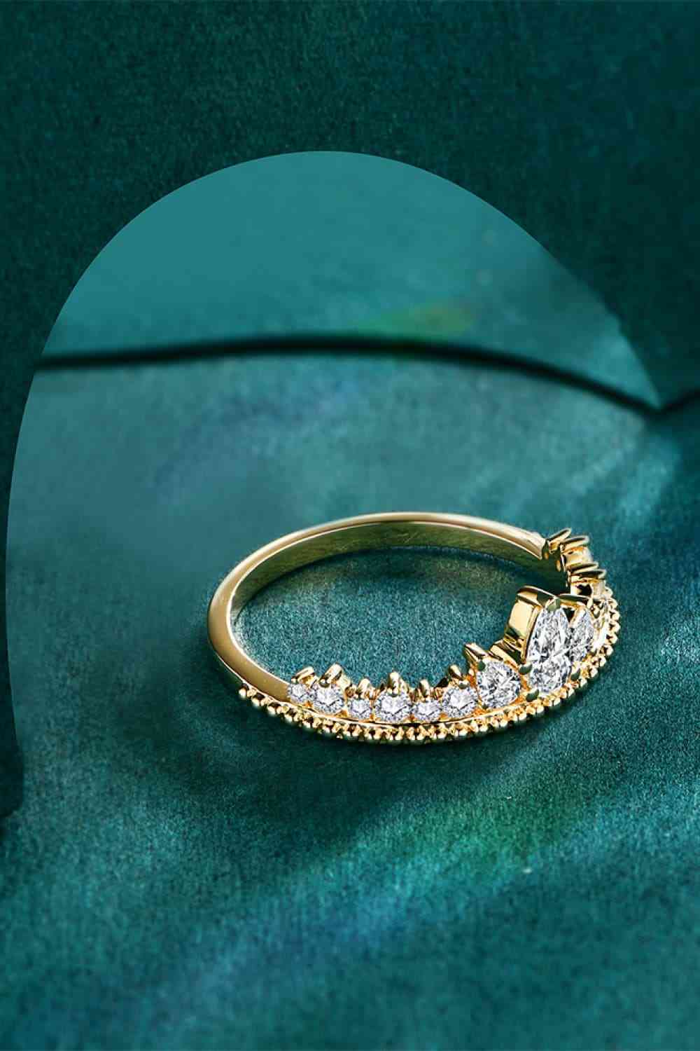 Anillo de moissanita con forma de corona