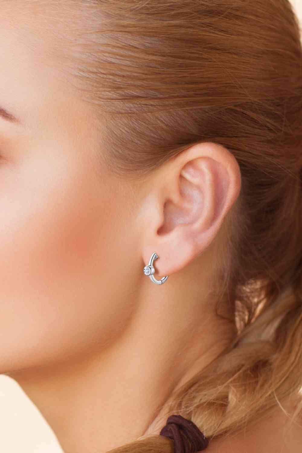 Boucles d'oreilles Huggie en moissanite incrustées plaquées or 18 carats