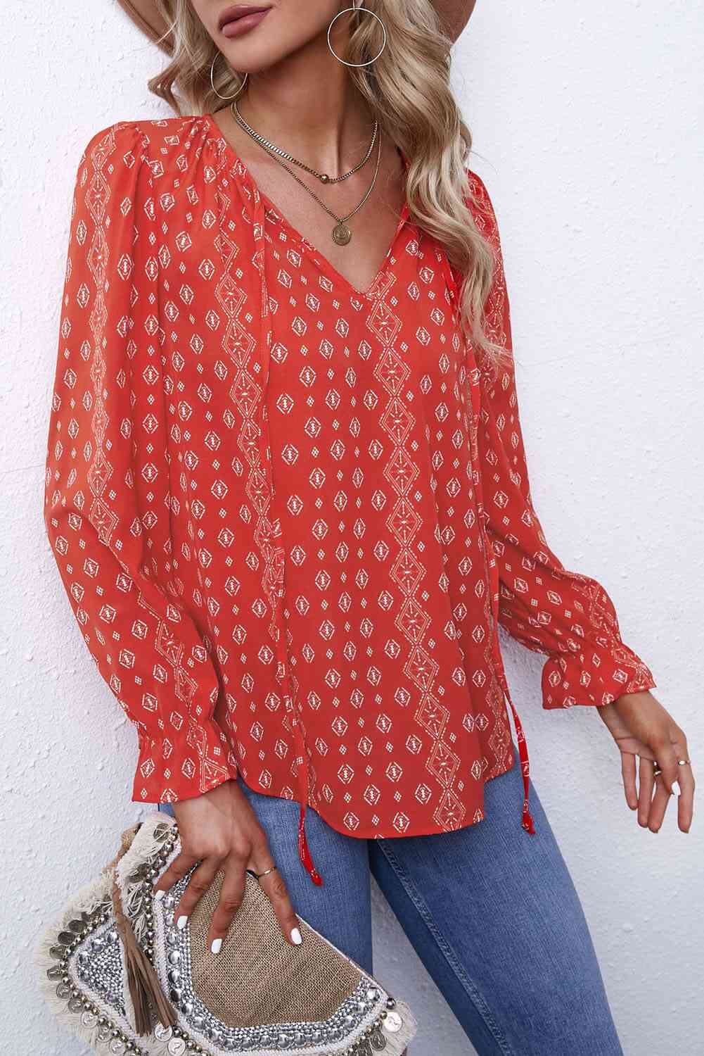 Top estampado con mangas con volante y cuello anudado