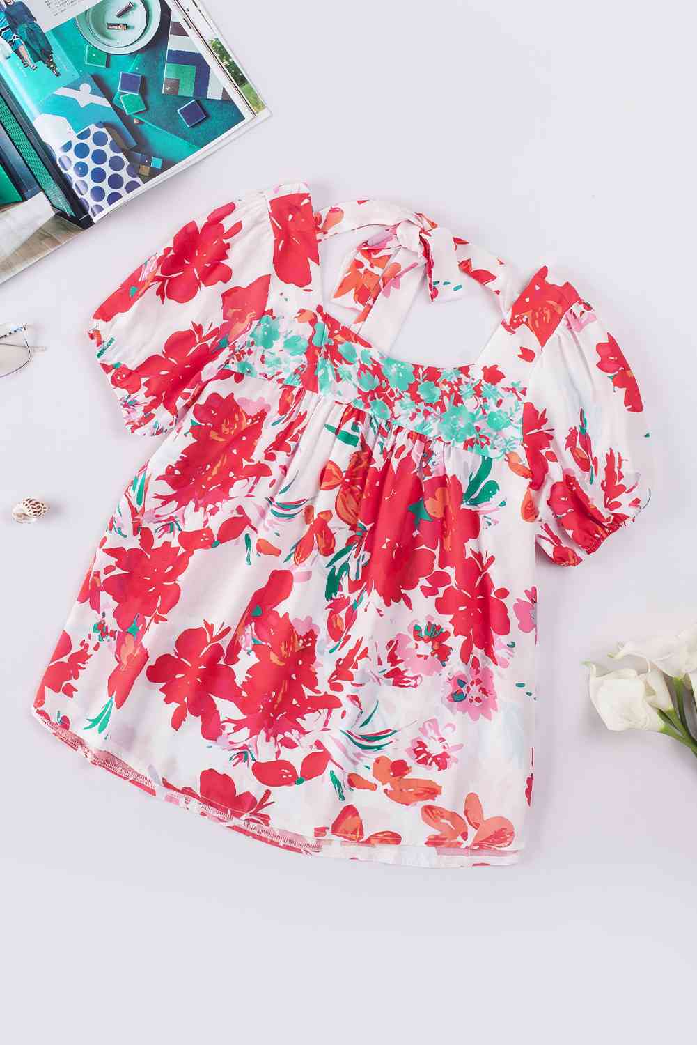 Blusa floral con cuello cuadrado y lazo en la espalda