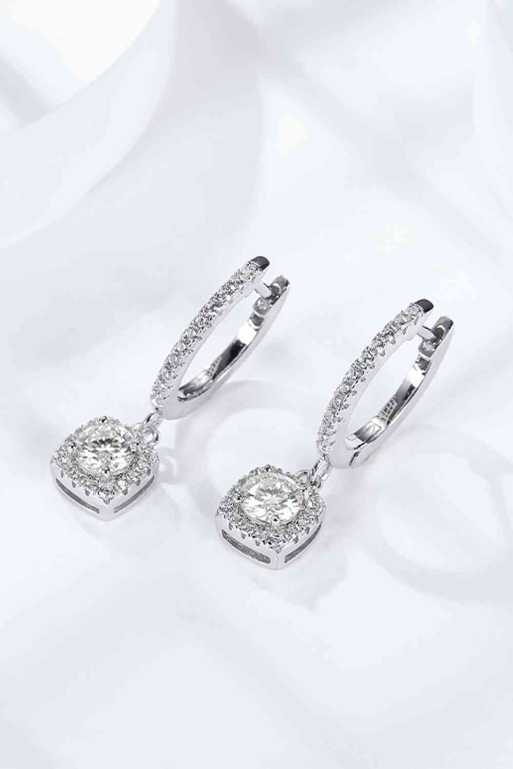 Boucles d'oreilles pendantes Huggie Moissanite adorées