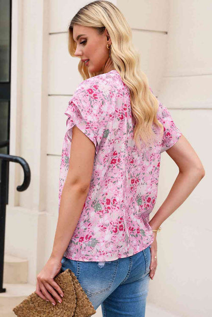 Blusa floral con medio botón y manga acampanada