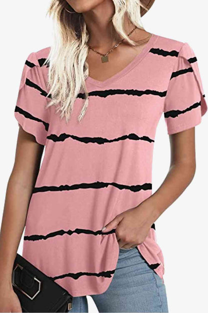 Blusa estampada con cuello en V y mangas de pétalos