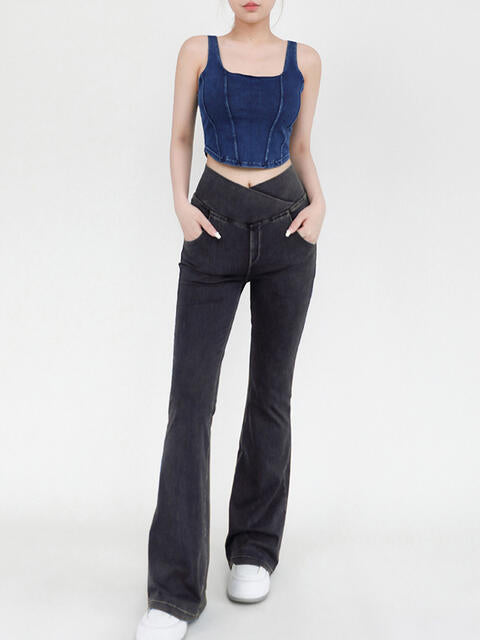 Jeans bootcut con cintura ancha y bolsillos