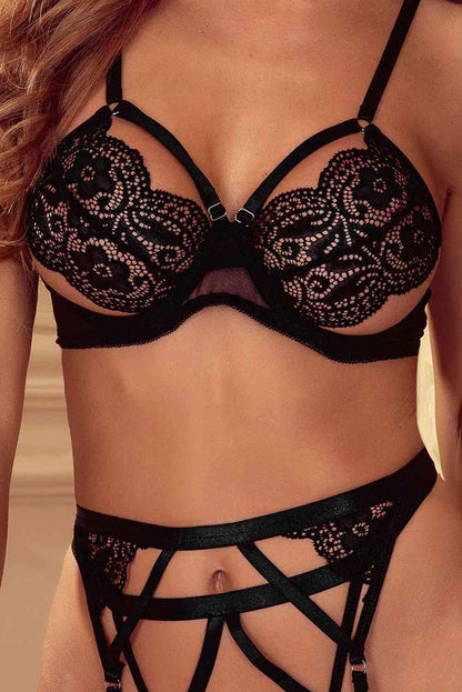 Ensemble de lingerie trois pièces à bretelles en dentelle avec porte-jarretelles