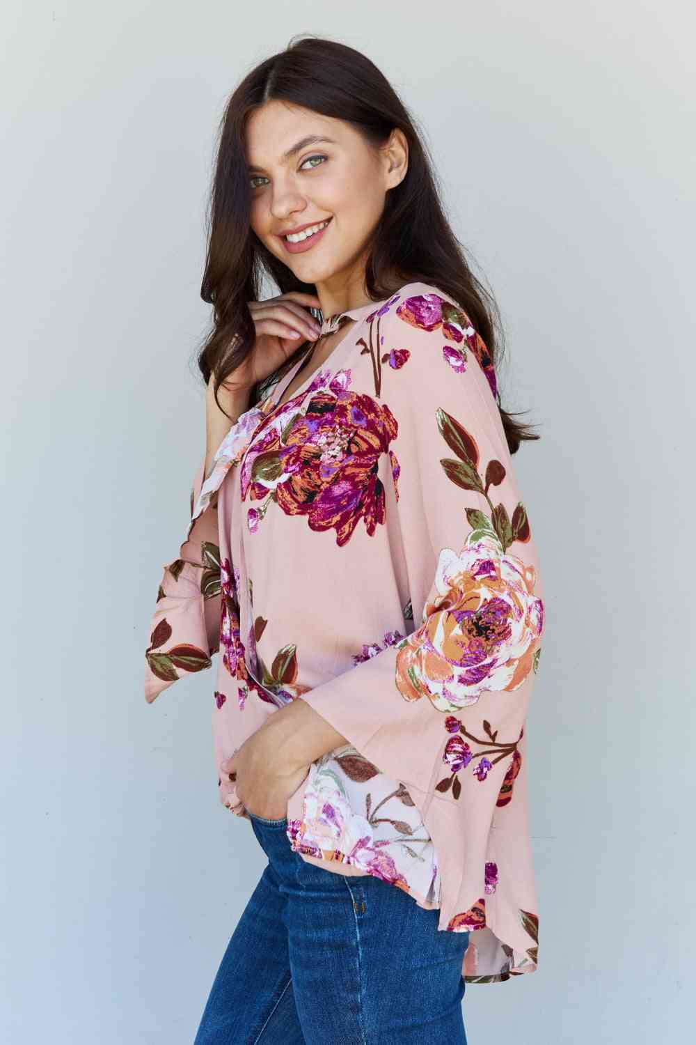 ODDI Top de crepé con mangas acampanadas y estampado floral de tamaño completo