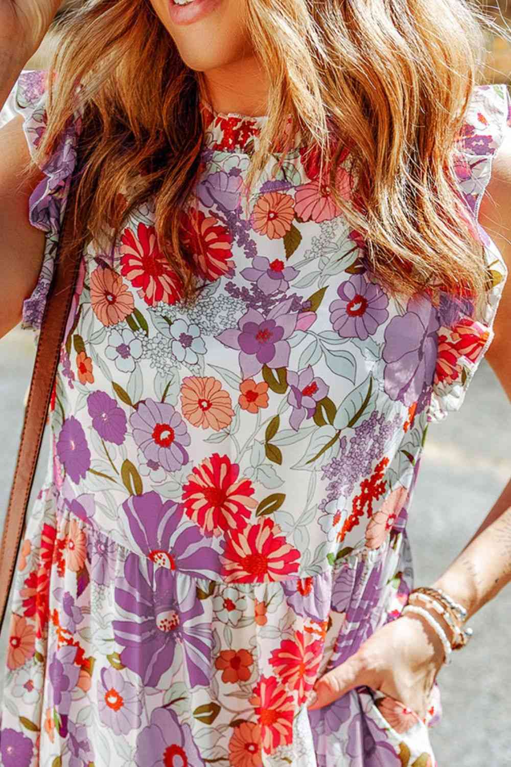 Vestido floral con volantes y capas