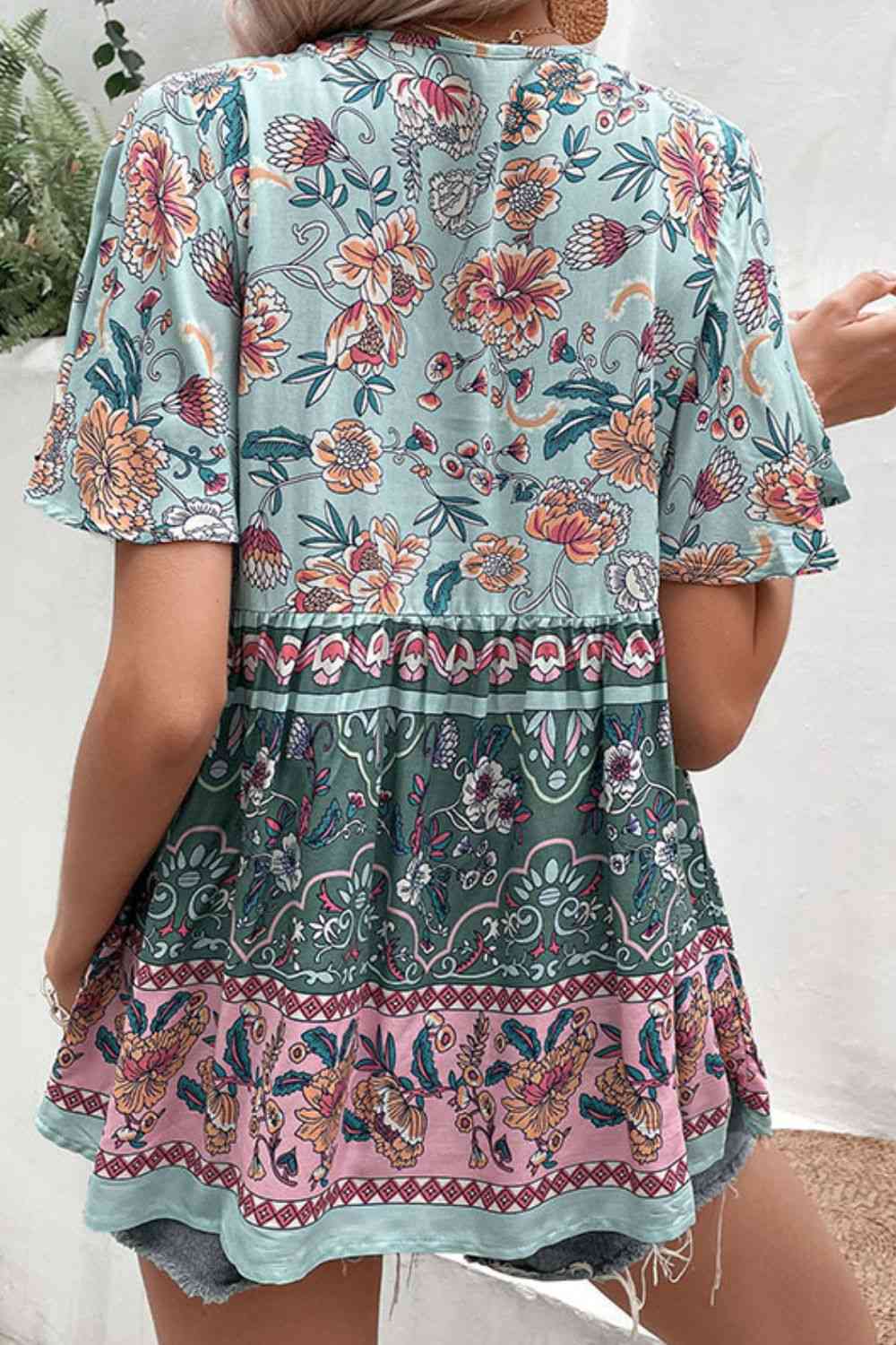 Blusa bohemia con mangas abullonadas y cuello anudado