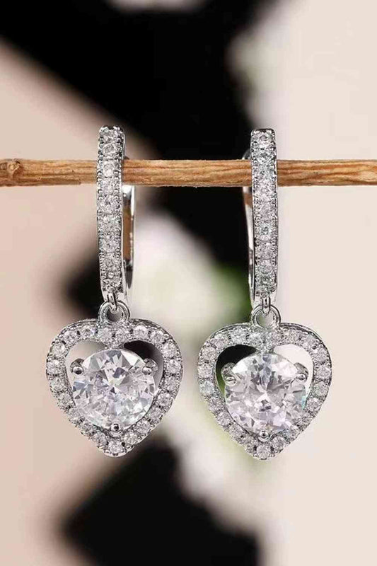 Boucles d'oreilles pendantes en forme de cœur plaquées platine et moissanite 2 carats