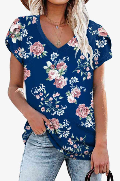 Blusa estampada con cuello en V y mangas de pétalos