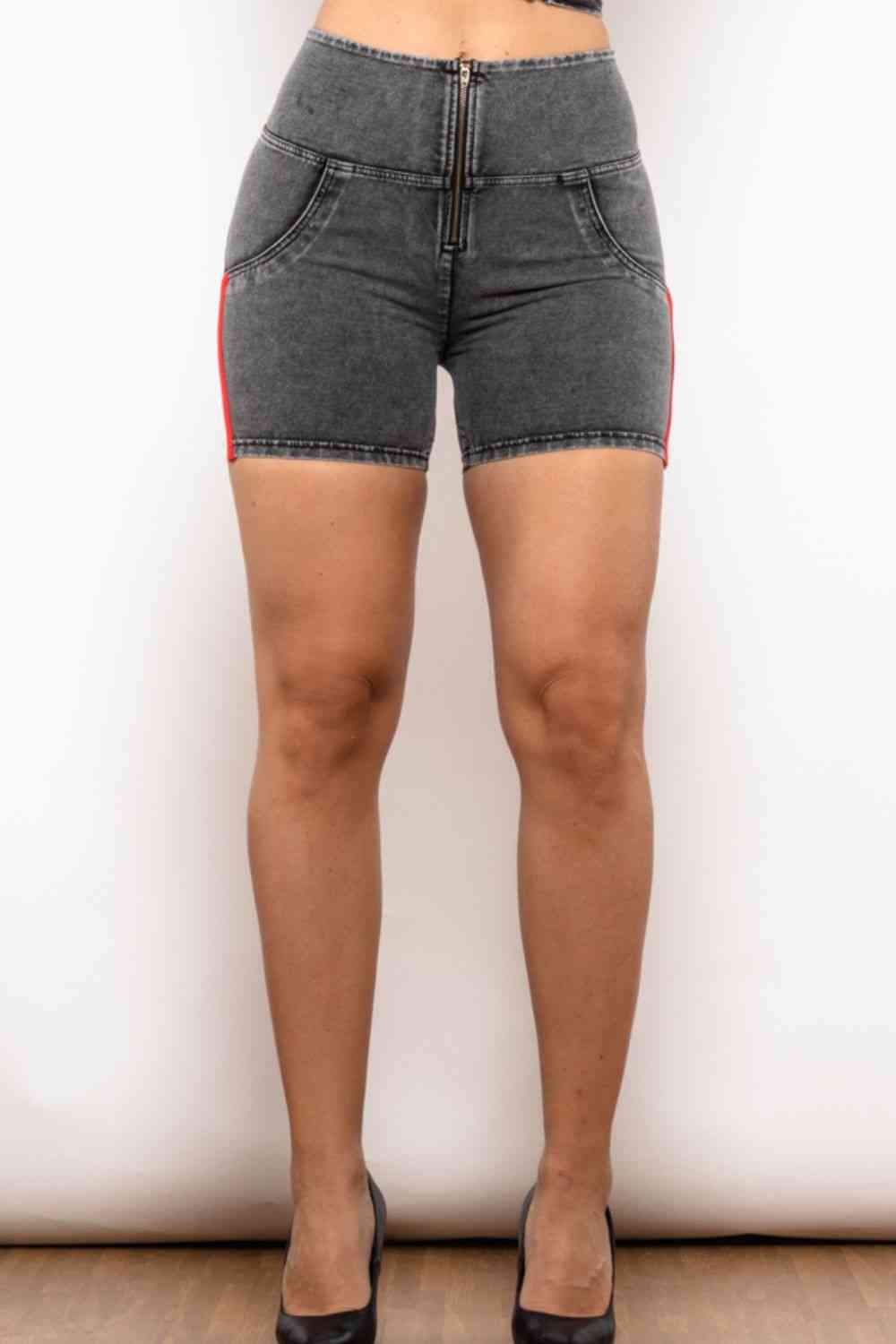 Short en jean à fermeture éclair et rayures latérales pleine taille