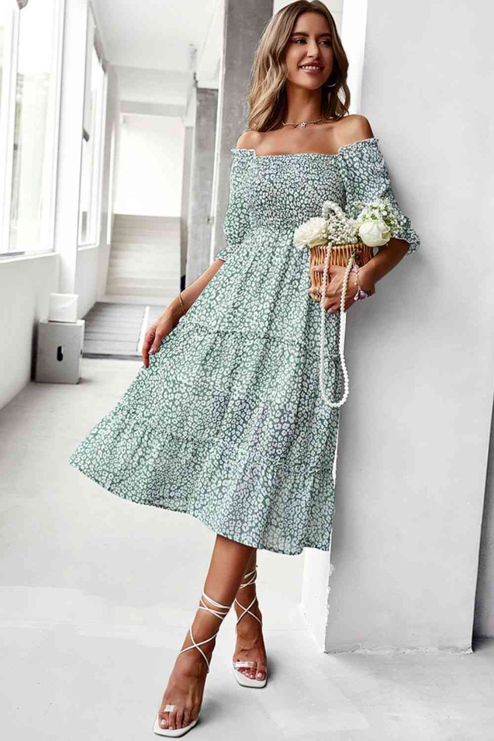 Robe midi smockée à petites fleurs et épaules dénudées