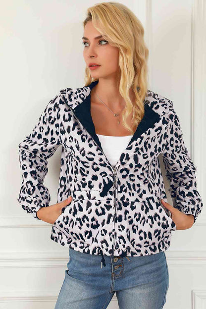 Chaqueta con capucha y cremallera de leopardo