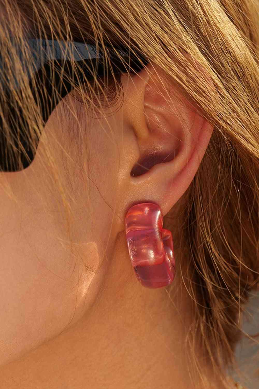 Boucles d'oreilles créoles en C en résine