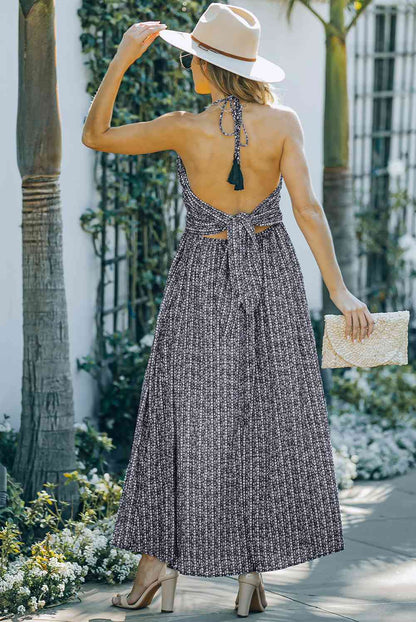 Vestido estampado con abertura sin espalda y cuello halter con bolsillos