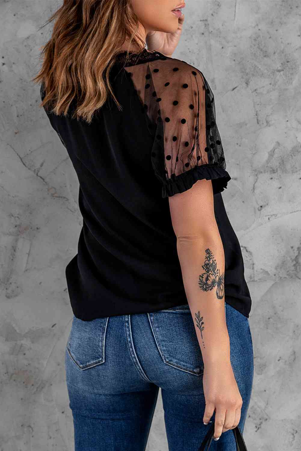 Blusa de malla empalmada con ribete de encaje y lunares