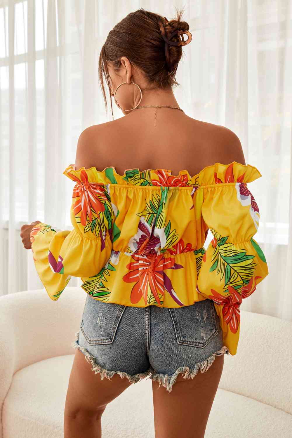 Blusa peplum floral con hombros descubiertos y mangas con volantes