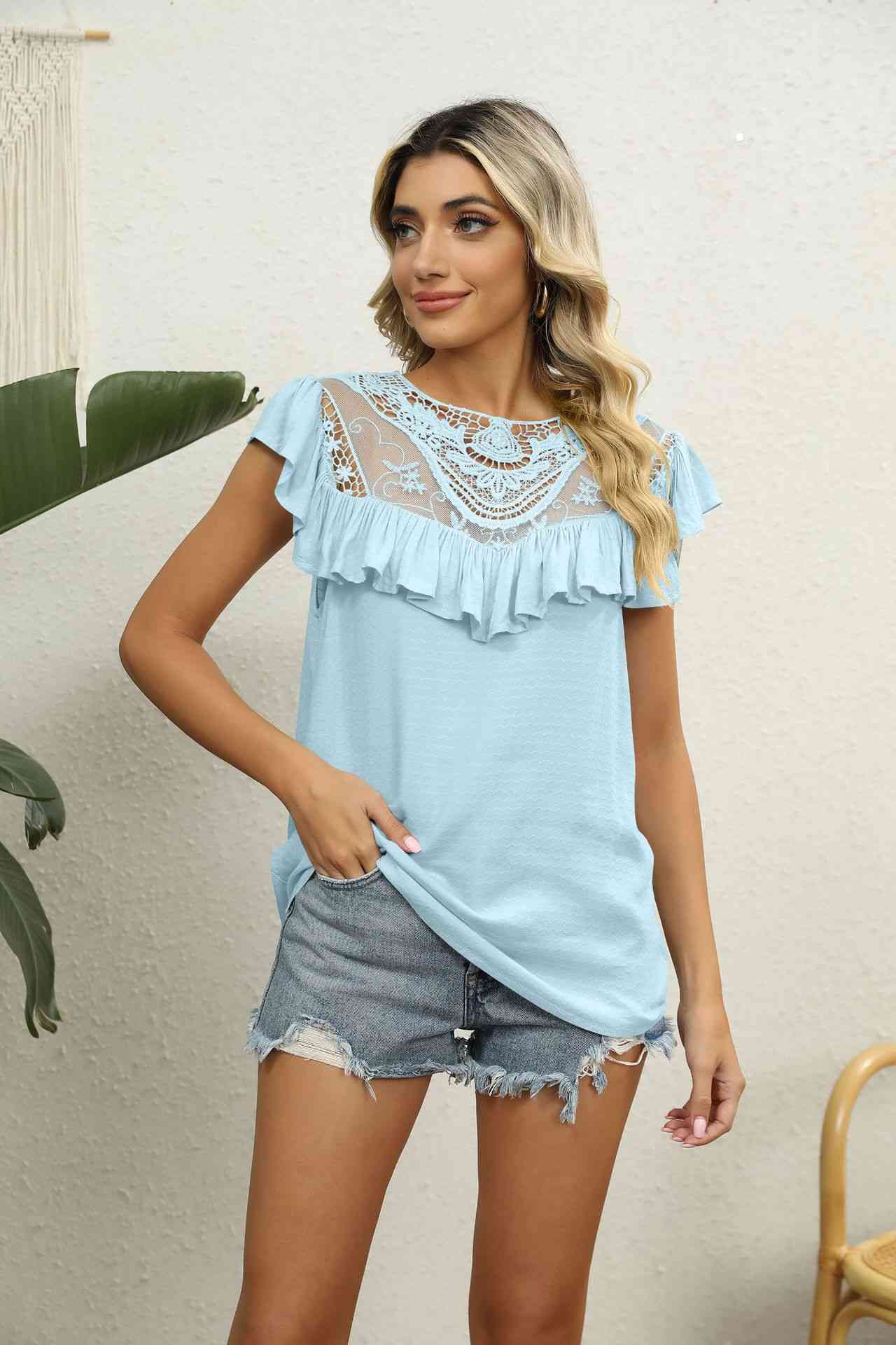 Blusa con volantes y encaje empalmado