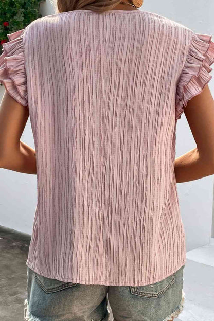 Blusa texturizada con mangas de mariposa y cuello anudado