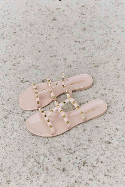 Sandalias de gelatina con tira tipo jaula y tachuelas de Forever Link