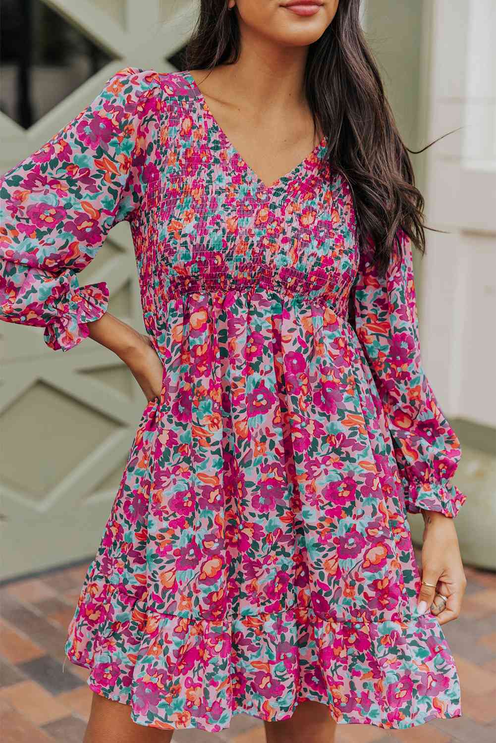 Vestido floral fruncido con cuello en V y mangas con volantes