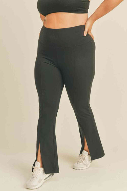 Kimberly C Pantalon évasé fendu pleine taille en noir