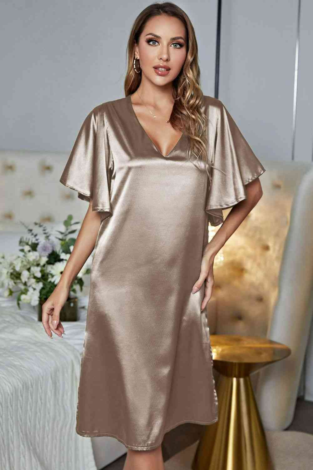 Robe de nuit en satin à manches flottantes et fente latérale à col en V